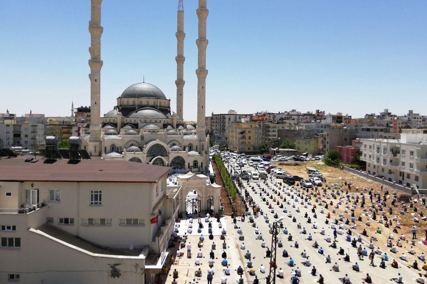 المسلمون يتوافدون على الميادين لأداء صلاة الجمعة بعد إعادة فتح المساجد في تركيا